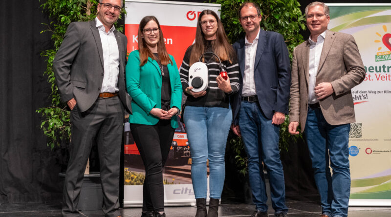 Ein „Charger Gemini flex“ 11 kW von „go-e“ im Wert von 749 Euro, am Foto die Gewinnerin Selina Elsner (Mitte) mit Stephan Krainer, Chief Operating Officer „go-e“, Projektleiterin Anna Köstinger, Umwelt-Stadtrat Walter Brunner und Bürgermeister Martin Kulmer