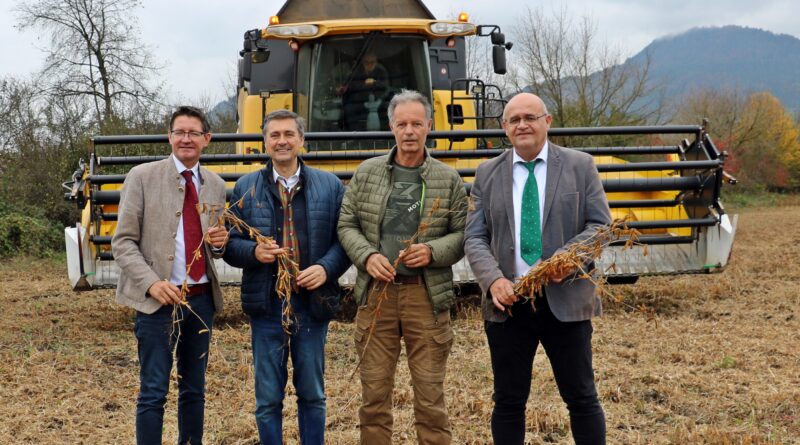 v.l.n.r. LK-Präsident Siegfried Huber, Bio Austria Kärnten-Obmann Hans Kreschischnig, Landwirt Hans Brunner und Erich Roscher (Leiter Referat Pflanzliche Produktion, LK Kärnten)