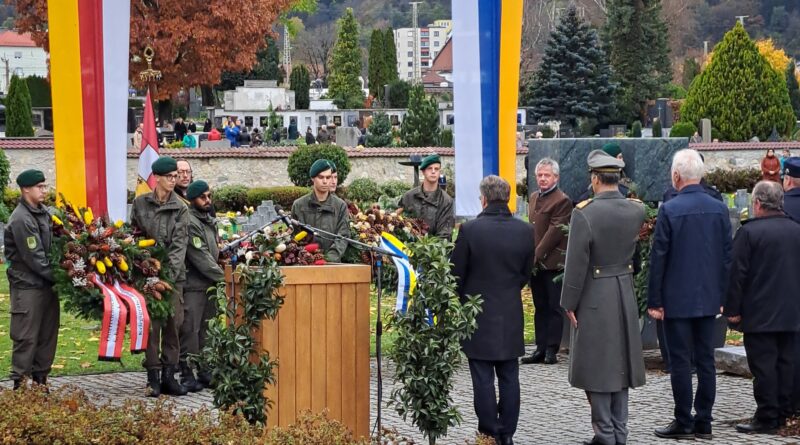 Die Stadtgemeinde St. Veit/Glan und das Österreichische Bundesheer laden am 1. November um 14 Uhr am St. Veiter Soldatenfriedhof zur traditionellen militärischen Allerseelenfeier