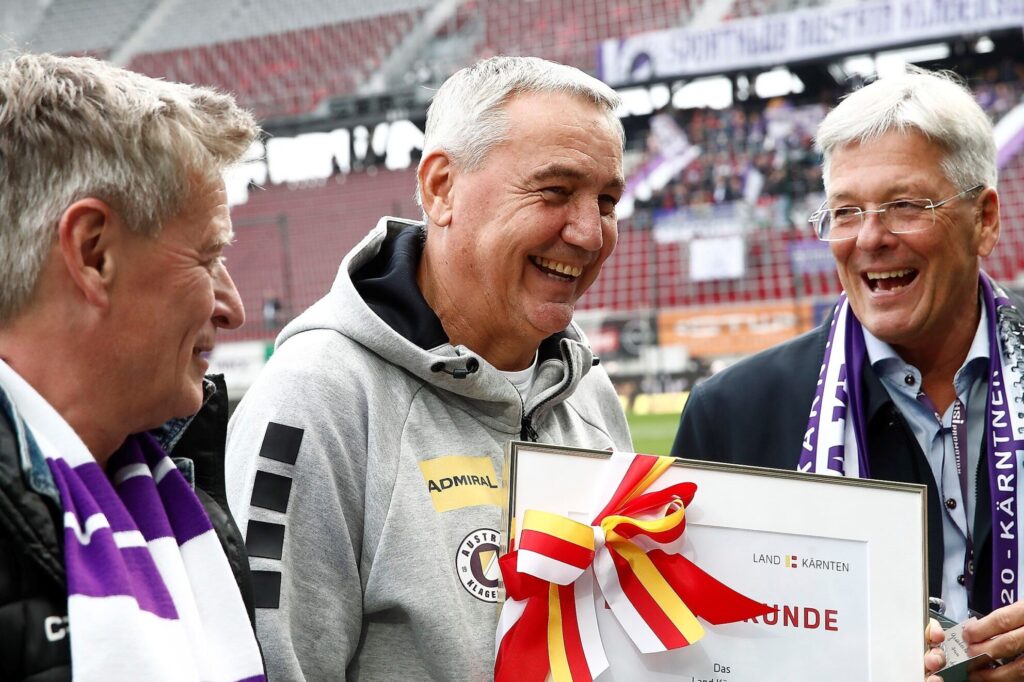 Sportreferent LH Peter Kaiser (r.) und Landessportdirektor Arno Arthofer (l.) gratulierten Peter Pacult zum „Trainer der Saison“ und überreichten die Ehrenurkunde des Landes Kärnten.