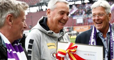 Sportreferent LH Peter Kaiser (r.) und Landessportdirektor Arno Arthofer (l.) gratulierten Peter Pacult zum „Trainer der Saison“ und überreichten die Ehrenurkunde des Landes Kärnten.