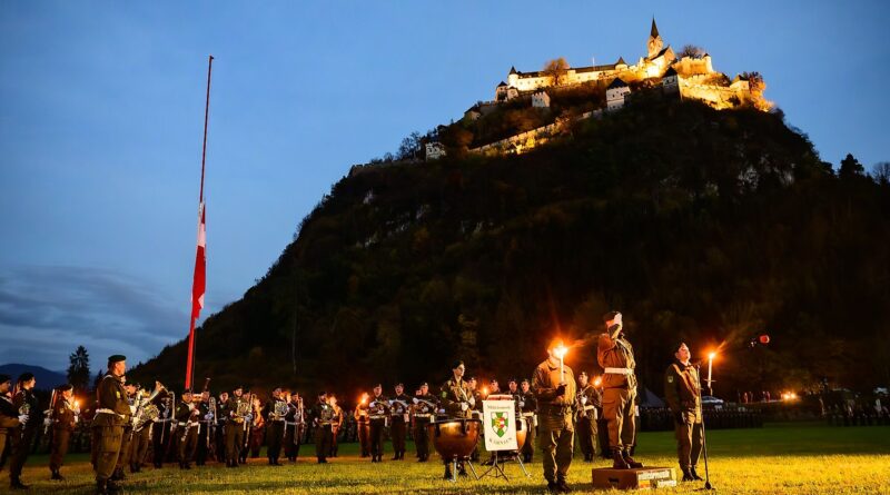 Die Militärmusik Kärnten spielte zum Abschluss den Großen Zapfenstreich.