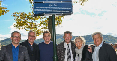 Ein Fest für Udo Jürgens: v.l.n.r. Kulturstadtrat Mag. Franz Petritz, Vizebürgermeister Dr. Alexander Kastner, Hannes Jagerhofer, Bürgermeister Christian Scheider, Inge Unzeitig und Rainer Husar bei der Einweihung der Udo-Jürgens-Promenade in der Wörthersee Ostbucht.