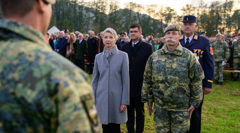 Landeshauptmann-Stellvertreterin Gaby Schaunig und Landeshauptmann-Stellvertreter Martin Gruber bei der feierlichen Eröffnung mit Brigadier Horst Hofer und Bürgermeister Wolfgang Grilz.