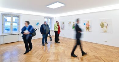 Besucher in der Ausstellungseröffnung WOIMAN von Roswitha Bucher-Sakowski, Galerie M.