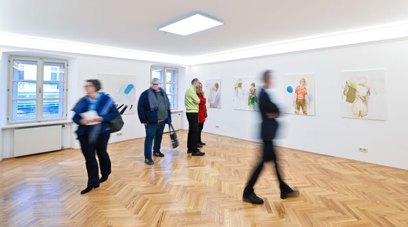 Besucher in der Ausstellungseröffnung WOIMAN von Roswitha Bucher-Sakowski, Galerie M.