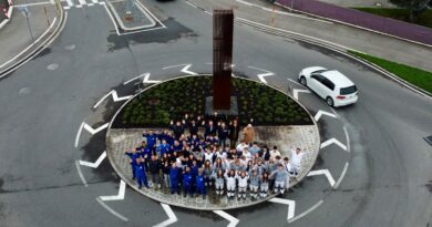 Neue Skulptur Kreisverkehr Italiener Straße Bürgermeister Günther Albel, Baureferent Stadtrat Harald Sobe,Oliver Zlamal (CEO der KMF Maschinenfabriken), HTL-Direktor Peter Kusstatscher und HTL-Professor Architekt Robert Rauchenwald mit Schüler:innen, Lehrlingen und Projektverantwortlichen