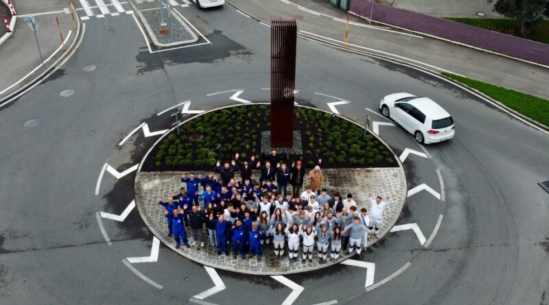 Neue Skulptur Kreisverkehr Italiener Straße Bürgermeister Günther Albel, Baureferent Stadtrat Harald Sobe,Oliver Zlamal (CEO der KMF Maschinenfabriken), HTL-Direktor Peter Kusstatscher und HTL-Professor Architekt Robert Rauchenwald mit Schüler:innen, Lehrlingen und Projektverantwortlichen