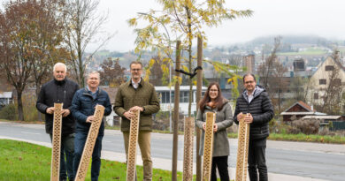 Moderne Technik und Naturmaterialien wirken zusammen, um den Umweltschutz zu fördern. Von links: Stadtgärtnerei-Meister Rudolf Meierhofer, Bürgermeister Martin Kulmer, FundermaxGeschäftsführer Gernot Schöbitz, Klima-Koordinatorin Anna Köstinger und Umwelt-Stadtrat Walter Brunner.