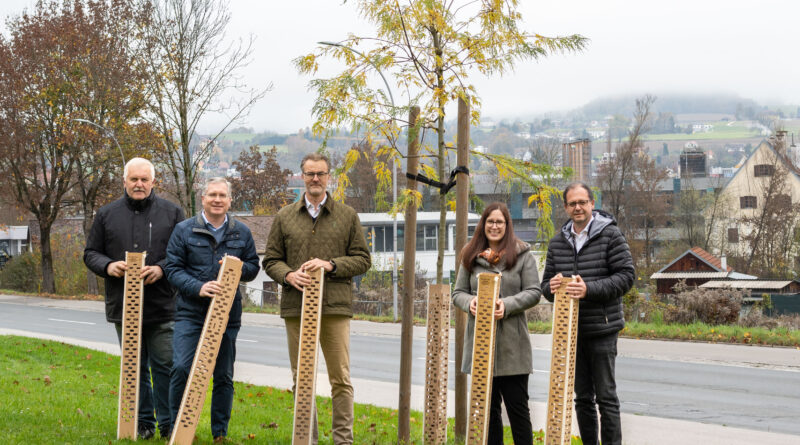 Moderne Technik und Naturmaterialien wirken zusammen, um den Umweltschutz zu fördern. Von links: Stadtgärtnerei-Meister Rudolf Meierhofer, Bürgermeister Martin Kulmer, FundermaxGeschäftsführer Gernot Schöbitz, Klima-Koordinatorin Anna Köstinger und Umwelt-Stadtrat Walter Brunner.