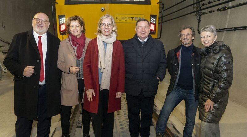 Gruppenfoto im Koralmtunnel: Matthä, Lackner, Gewessler, Amon, ÖBB Projektleiter Klaus Schneider, Gaby Schaunig