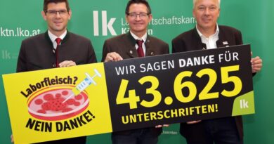 v.l.n.r.: Agrarreferent LHStv. Martin Gruber, LK-Präsident Siegfried Huber und Nebenerwerbslandwirt und Kampagnentestimonial Fritz Strobl zeigen sich erfreut über die große Unterstützung der Petition „Laborfleisch? Nein, Danke!“