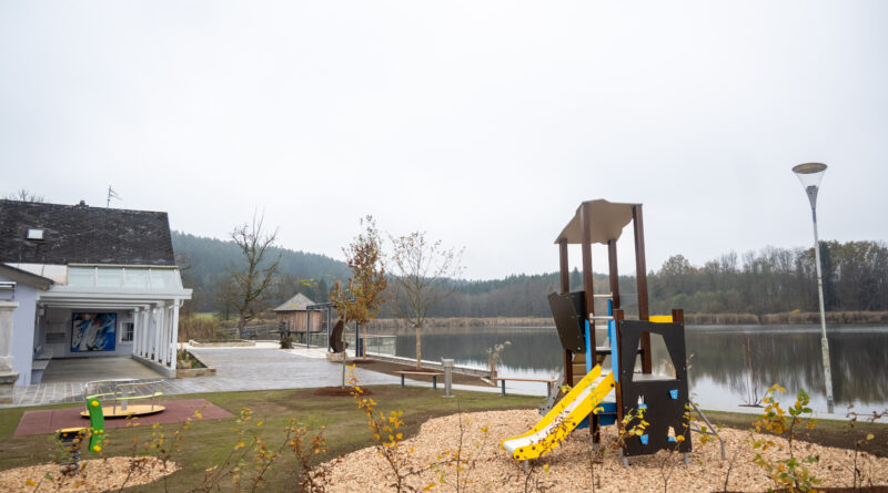 Hörzendorfer See: Wo vorher die Straße den See von der Gastronomie trennte, sind ein Spielplatz und eine Seeterrasse entstanden.