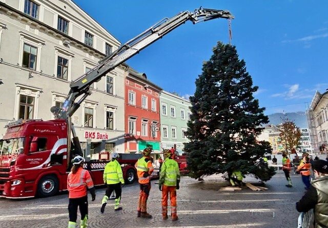 Die Vorbereitungen für die Adventszeit laufen auf Hochtouren: In Villach wurde ein 16 Meter hoher Weihnachtsbaum aufgestellt