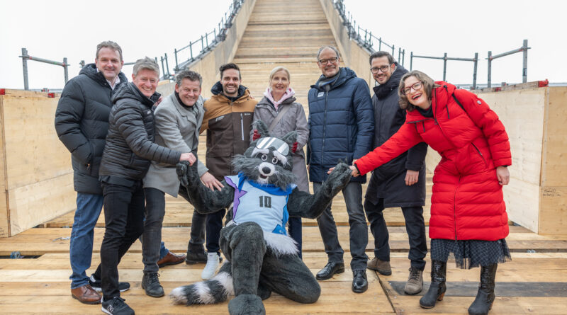 Landessportdirektor Arno Arthofer, Bürgermeister Christian Scheider, Veranstalter Patrick Riepl von „Limited Events“, ÖSV-Präsidentin Roswitha Stadlober, Landesrat Sebastian Schuschnig und Sportstadträtin Constance Mochar wagten sich vor ab schon auf die 45 Meter hohe Rampe im Stadion.