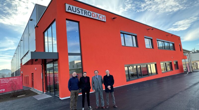 Geschäftsführer Jürgen Kloibhofer, Standortleiter Markus Pogatschnig, Leonhard Helbich-Poschacher (Geschäftsführender Gesellschafter der PBH Holding GmbH), und Geschäftsführer Alexander Wiener-Fererhofer.