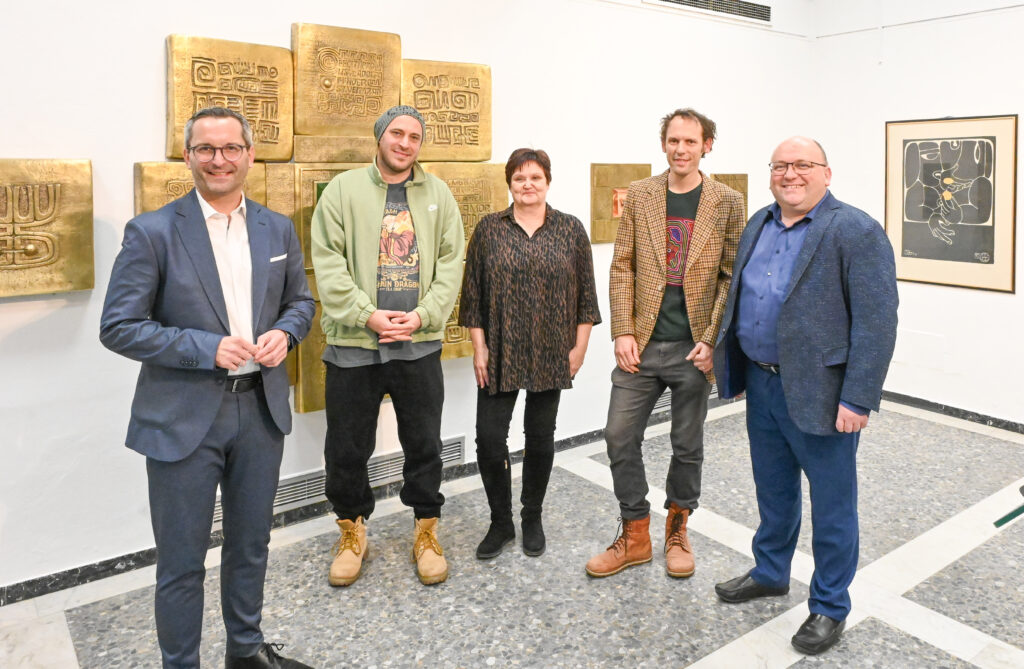 Kulturstadtrat Mag. Franz Petritz eröffnete die Ausstellung gemeinsam mit Kulturabteilungsleiter Mag. Alexander Gerdanovits, Stadtgalerieleiterin Mag. Beatrix Obernosterer und den beiden Mit-Kuratoren Florian Zambrano und Niki Lapan.