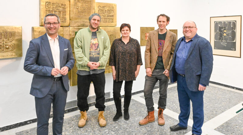 Kulturstadtrat Mag. Franz Petritz eröffnete die Ausstellung gemeinsam mit Kulturabteilungsleiter Mag. Alexander Gerdanovits, Stadtgalerieleiterin Mag. Beatrix Obernosterer und den beiden Mit-Kuratoren Florian Zambrano und Niki Lapan.