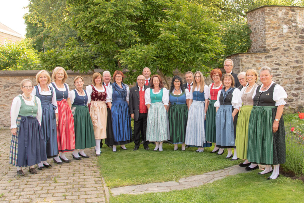 Der musikalische Bogen der Singgemeinschaft Projern spannt sich von geistlicher Chorliteratur über Volkslieder bis hin zu Liedern aus der ganzen Welt. Der Chor, der seit mehr als 60 Jahren besteht, widmet sich besonders auch der Pflege des alten und neuen Kärntnerliedes.