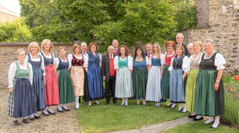 Der musikalische Bogen der Singgemeinschaft Projern spannt sich von geistlicher Chorliteratur über Volkslieder bis hin zu Liedern aus der ganzen Welt. Der Chor, der seit mehr als 60 Jahren besteht, widmet sich besonders auch der Pflege des alten und neuen Kärntnerliedes.