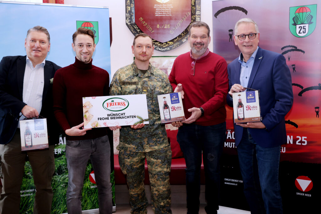 Weihnachtsgeschenk Weihnachtsgeschenk für Kärntner Soldaten im Kosovo. v.l.: GR Rene Cerne, Christoph Frierss, Major Dieter Unterassinger, Niki Riegler (GF Hirter Bier), Vizebgm. Alexander Kastner