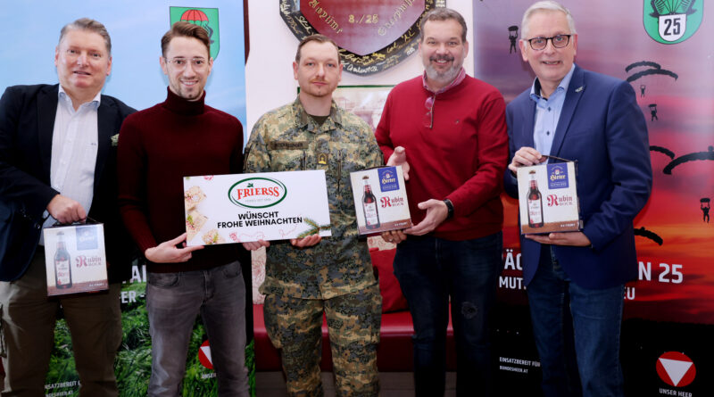 Weihnachtsgeschenk Weihnachtsgeschenk für Kärntner Soldaten im Kosovo. v.l.: GR Rene Cerne, Christoph Frierss, Major Dieter Unterassinger, Niki Riegler (GF Hirter Bier), Vizebgm. Alexander Kastner