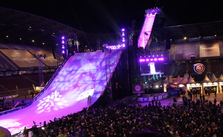 Tausende Fans heizten die Stimmung beim Big Air Klagenfurt im Wörthersee Stadion an.