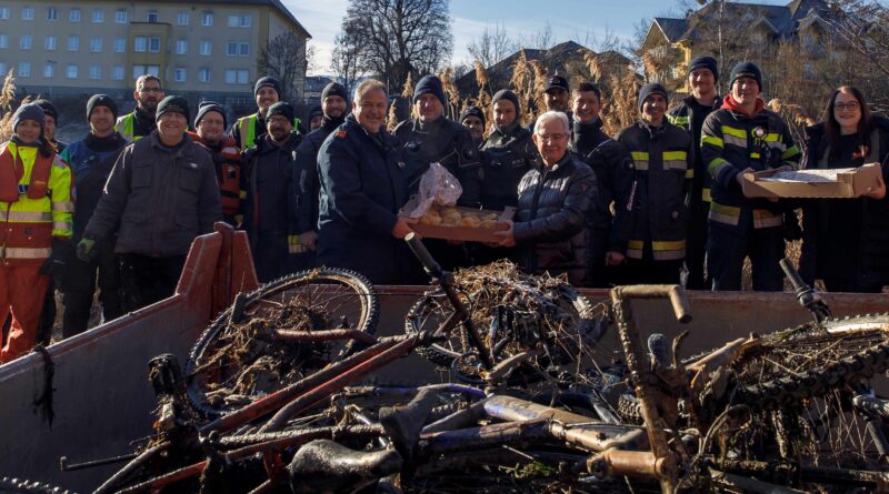 Draureinigung: Einsatzkräfte befreien Drau vom Müll.