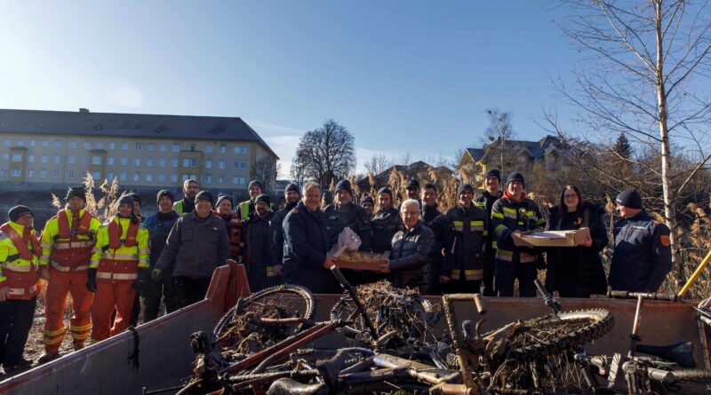 Draureinigung: Einsatzkräfte befreien Drau vom Müll.