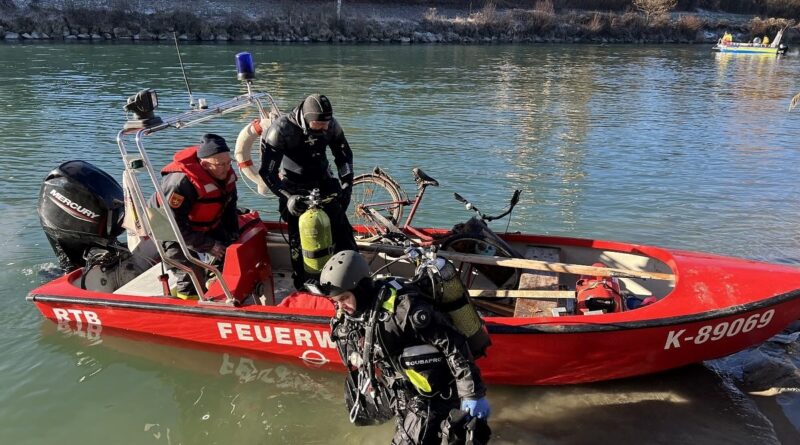 Draureinigung: Einsatzkräfte befreien Drau vom Müll.