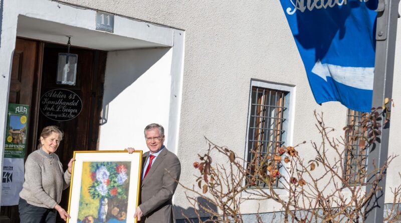 Galeristin Lieselore Geiger und Bürgermeister Martin Kulmer mit einem Kunstwerk von Karl Stark. Der 1921 in der Steiermark geborene Karl Stark ist einer der Hauptvertreter des österreichischen Expressionismus