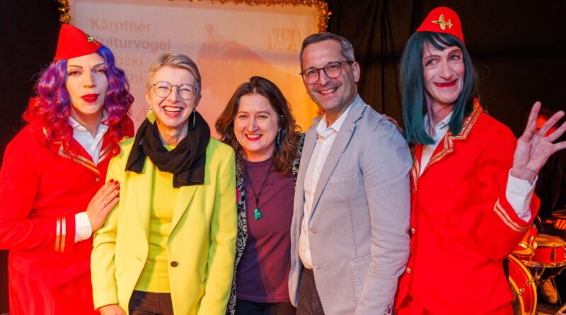 Verleihung Kulturvogel LHStvin Gaby Schaunig, Yulia Strasser Izmaylova (VADA), StR Franz Petritz und zwei Stewardessen