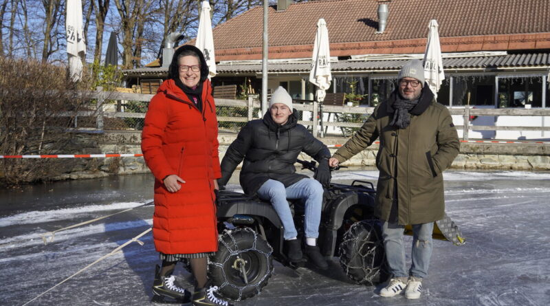 Sportstadträtin DI Constance Mochar gemeinsam mit Philipp Gaggl und Sascha Hudelist vorm „Fischerwirt conamore“ am Kreuzberglteich.