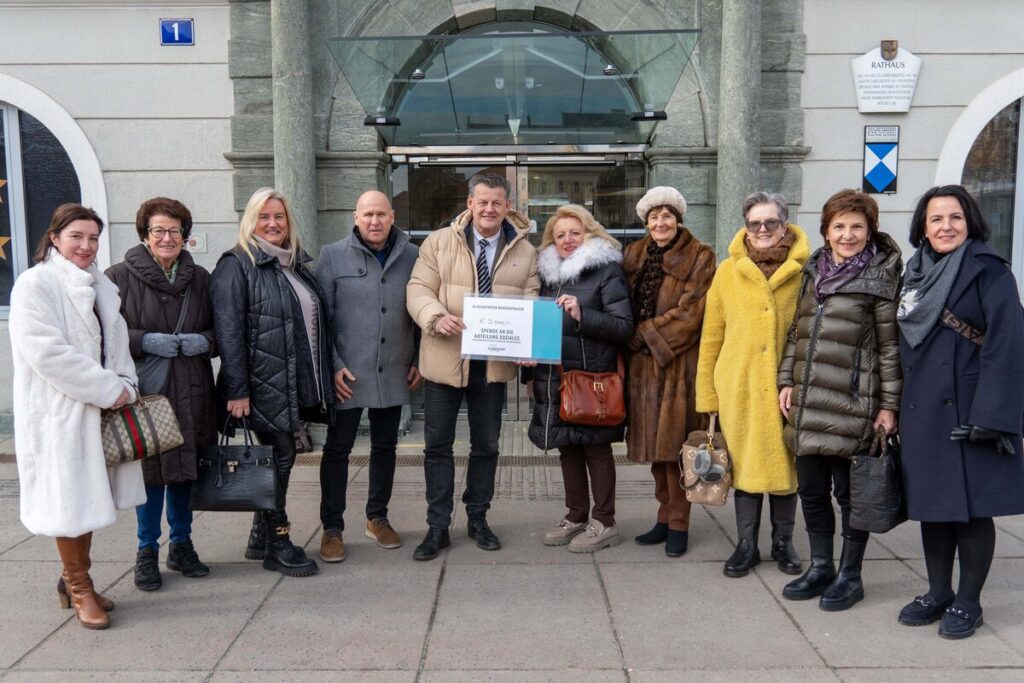 Obfrau Gertraud Zwick und weitere Vereinsmitglieder übergaben einen Spendenscheck an Sozialreferent Bürgermeister Christian Scheider und Joachim Katzenberger, MA (Leiter Abteilung Soziales).