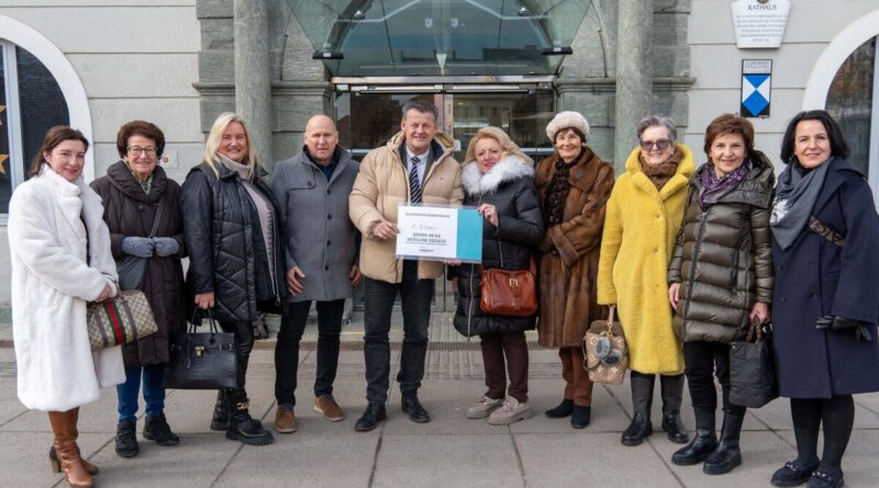 Obfrau Gertraud Zwick und weitere Vereinsmitglieder übergaben einen Spendenscheck an Sozialreferent Bürgermeister Christian Scheider und Joachim Katzenberger, MA (Leiter Abteilung Soziales).