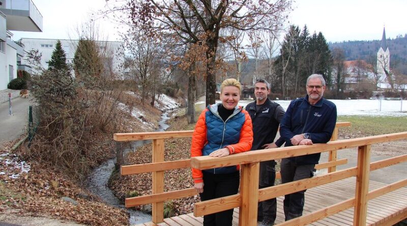 Stadträtin Sandra Wassermann, BA, mit Manfred Unterweger und Reinhard Sickl bei der Lärchenholzbrücke am Rekabach