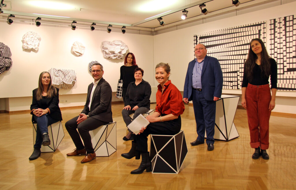 Kulturreferent Stadtrat Mag. Franz Petritz mit Kuratorin Pia Jardi, den Künstlerinnen Esther Stocker und Kamilla Szíj, Anna Rákóczy (Tochter der bereits verstorbenen, in der Ausstellung vertretenen Künstlerin Gisela Rákóczy), sowie Kulturabteilungsleiter Mag. Alexander Gerdanovits und Stadtgalerieleiterin Mag. Beatrix Obernosterer in der Ausstellung.