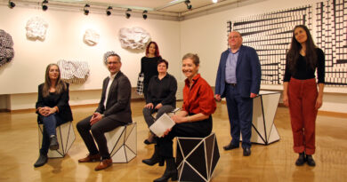 Kulturreferent Stadtrat Mag. Franz Petritz mit Kuratorin Pia Jardi, den Künstlerinnen Esther Stocker und Kamilla Szíj, Anna Rákóczy (Tochter der bereits verstorbenen, in der Ausstellung vertretenen Künstlerin Gisela Rákóczy), sowie Kulturabteilungsleiter Mag. Alexander Gerdanovits und Stadtgalerieleiterin Mag. Beatrix Obernosterer in der Ausstellung.