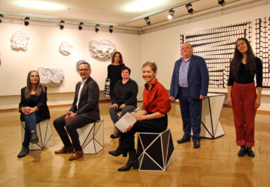 Kulturreferent Stadtrat Mag. Franz Petritz mit Kuratorin Pia Jardi, den Künstlerinnen Esther Stocker und Kamilla Szíj, Anna Rákóczy (Tochter der bereits verstorbenen, in der Ausstellung vertretenen Künstlerin Gisela Rákóczy), sowie Kulturabteilungsleiter Mag. Alexander Gerdanovits und Stadtgalerieleiterin Mag. Beatrix Obernosterer in der Ausstellung.