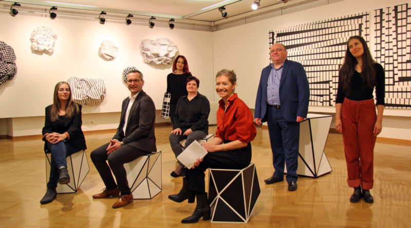 Kulturreferent Stadtrat Mag. Franz Petritz mit Kuratorin Pia Jardi, den Künstlerinnen Esther Stocker und Kamilla Szíj, Anna Rákóczy (Tochter der bereits verstorbenen, in der Ausstellung vertretenen Künstlerin Gisela Rákóczy), sowie Kulturabteilungsleiter Mag. Alexander Gerdanovits und Stadtgalerieleiterin Mag. Beatrix Obernosterer in der Ausstellung.