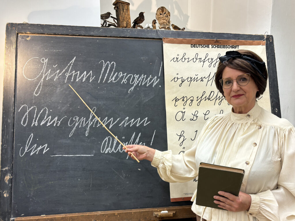 Schulmuseums-Leiterin Mag. Daniela Obiltschnig als Klassenlehrerin „Agathe Müller“.