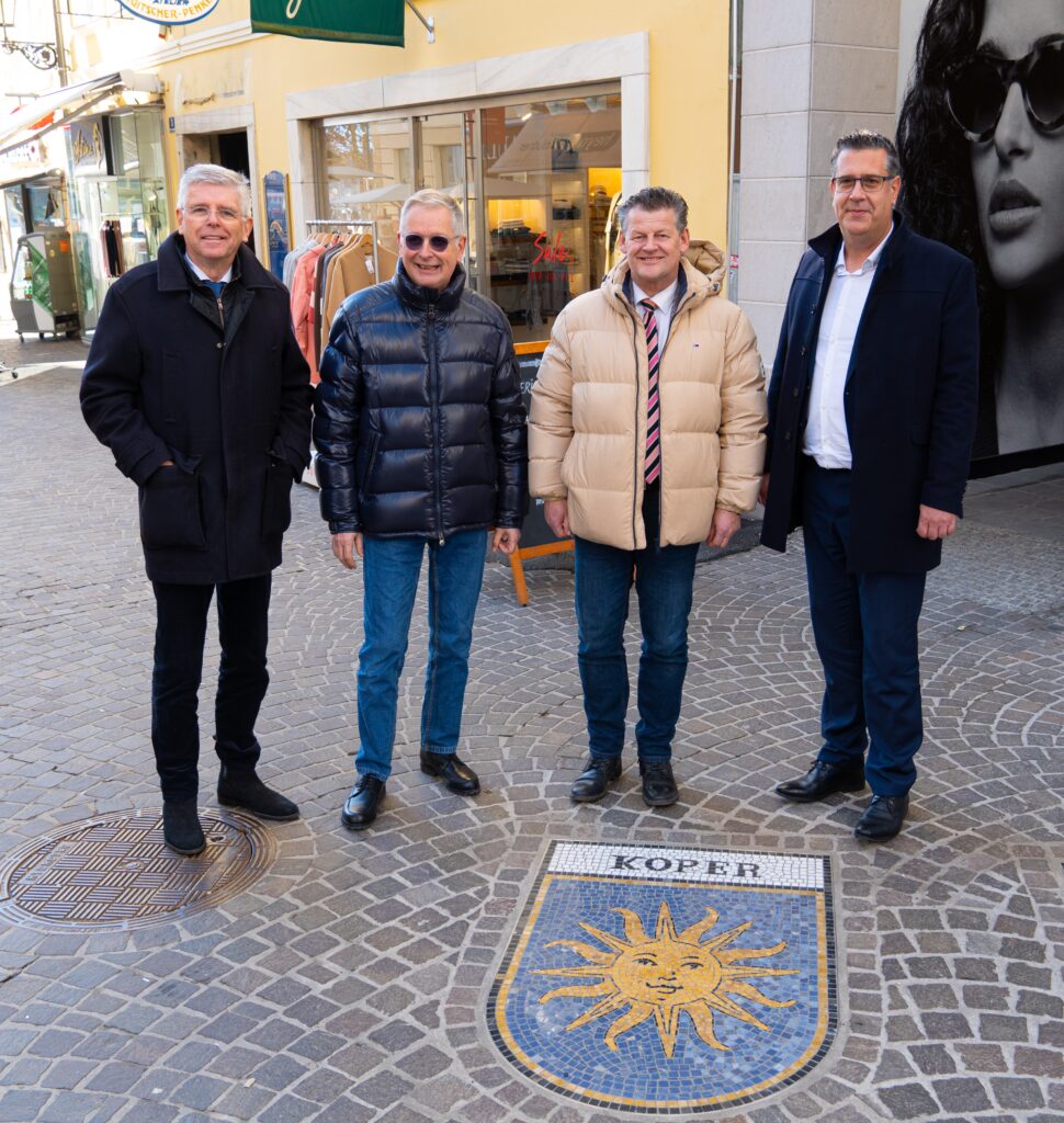 Bei dem Besuch stand auch die Besichtigung des Wappenrondeaus in der Kramergasse auf dem Programm: v.l. GR Prof. Mag. Alois Dolinar, Vzbgm. Dr. Alexander Kastner sowie die Bürgermeister Christian Scheider und Aleš Bržan.